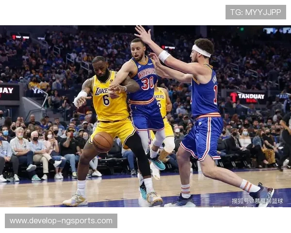 詹姆斯带领湖人逆转胜勇士 获得季后赛首场胜利表现亮眼