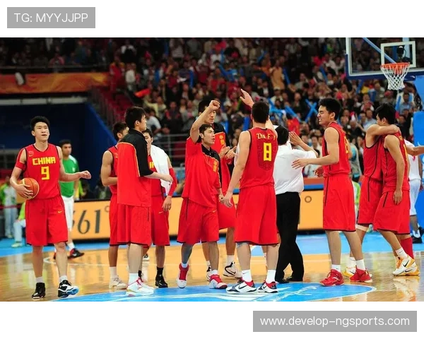 中国男篮激战世界杯晋级四强 精彩表现赢得球迷热烈掌声 中国男篮激战世界杯晋级四强 精彩表现赢得球迷热烈掌声